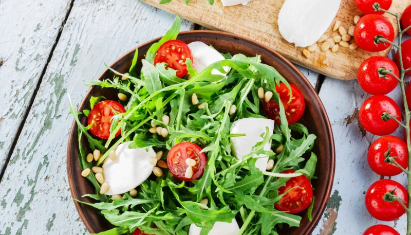Salade de tomates cerise, mozzarella et pignons de pin