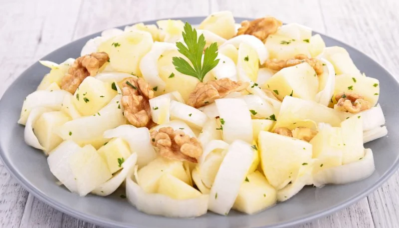 Salade d'endives, pommes et noix