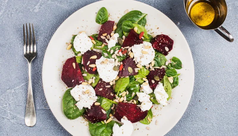 Salade d'épinards, chèvre et betterave