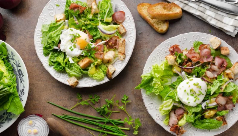 Salade frisée aux lardons et œufs mollets