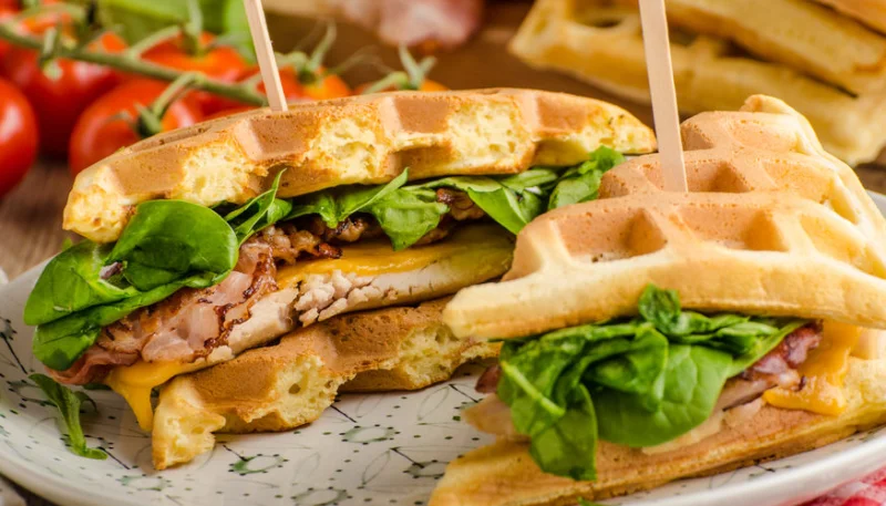 Sandwich de gaufres salées au poulet, bacon et crudités