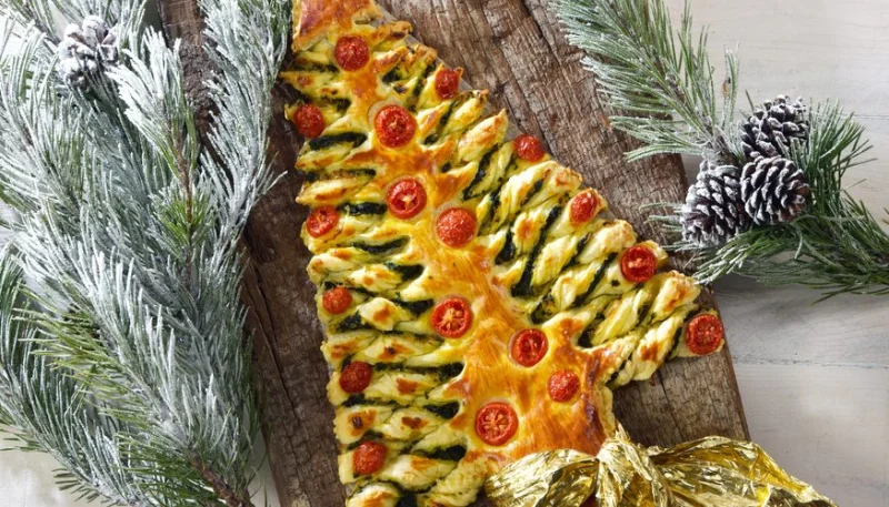 Sapin de Noël feuilleté au pesto et tomates cerise