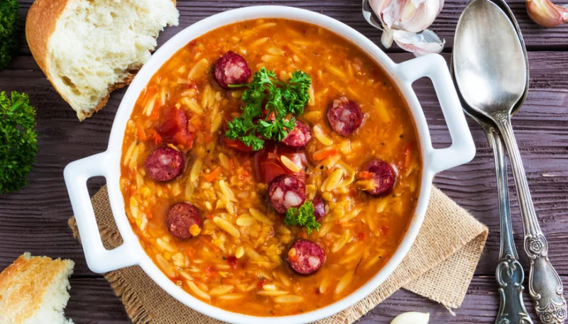 Saucisses en ragoût et haricots blancs