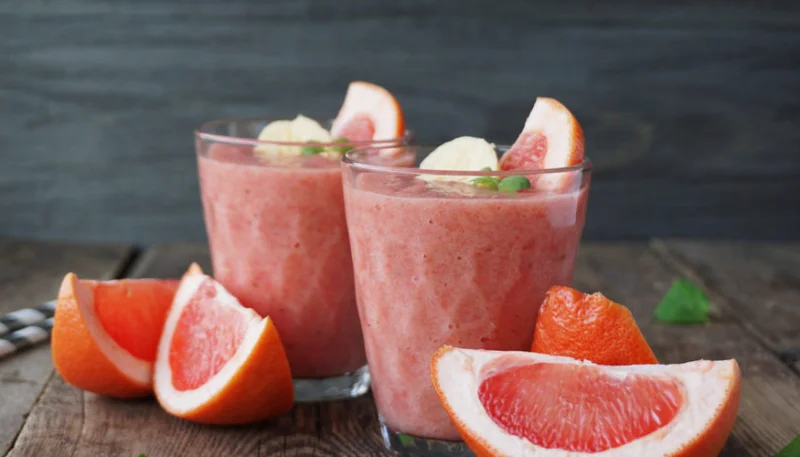 Smoothie de pamplemousses, fraises et oranges