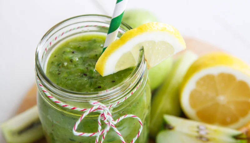 Smoothie detox pomme concombre