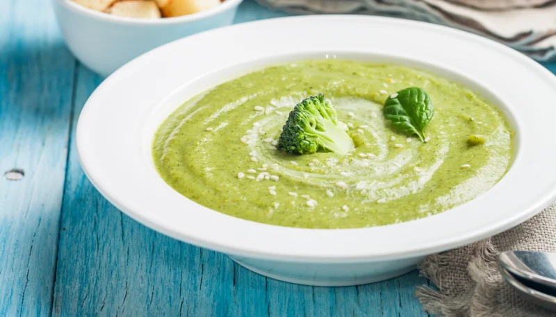 Soupe de brocoli, gingembre et sésame
