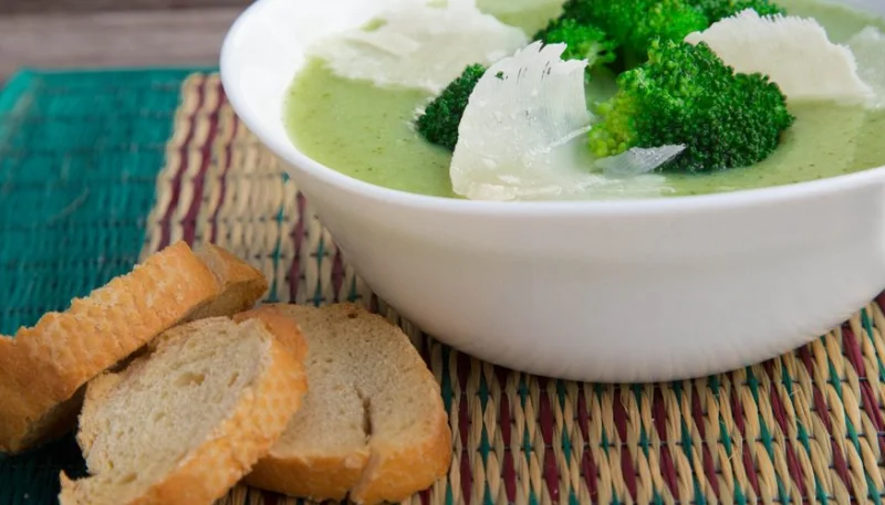 Soupe de brocolis au parmesan