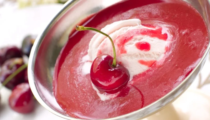 Soupe de cerises et crème fouettée à la cannelle