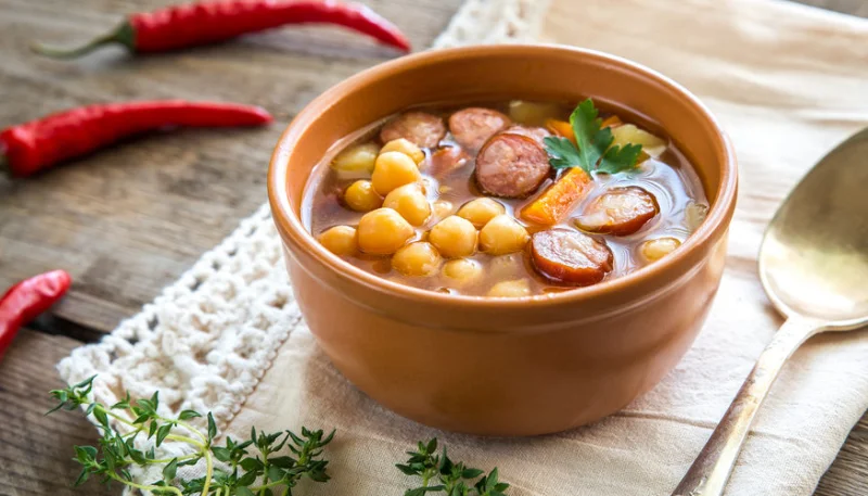Soupe de pois chiches, poireaux et chorizo