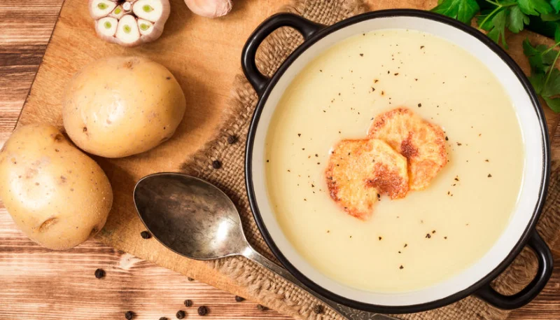 Soupe de pommes de terre à l'ail