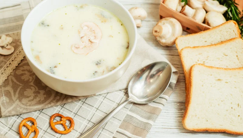 Soupe de pommes de terre, poireaux et champignons