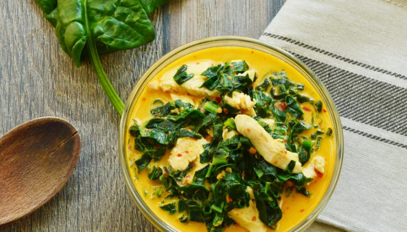 Soupe de poulet aux épinards et lait de coco