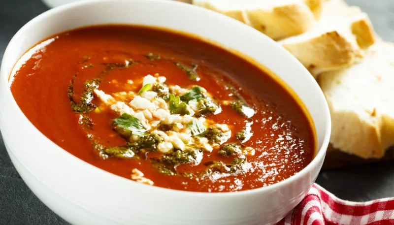 Soupe de tomate au pesto