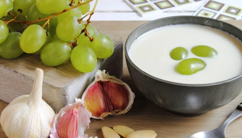 Soupe froide à l'ail et aux amandes