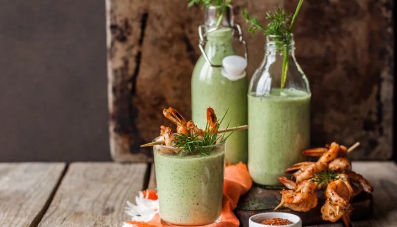 Soupe froide de concombres, crevettes sautées à l'ail