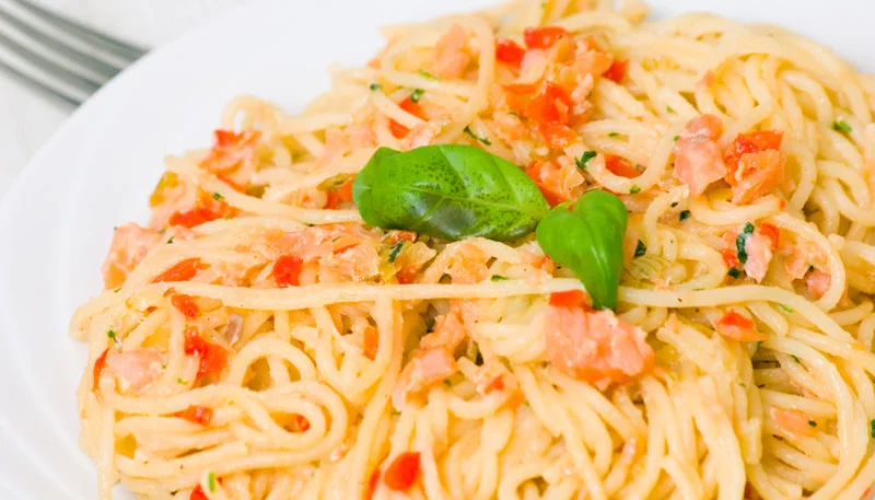 Spaghetti au saumon, poivrons et lait de coco