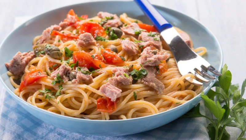 Spaghetti au thon et sauce tomate