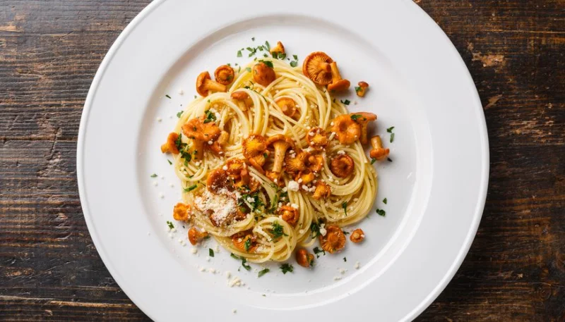 Spaghetti aux girolles et parmesan