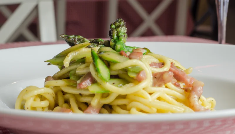 Spaghetti aux asperges et lardons