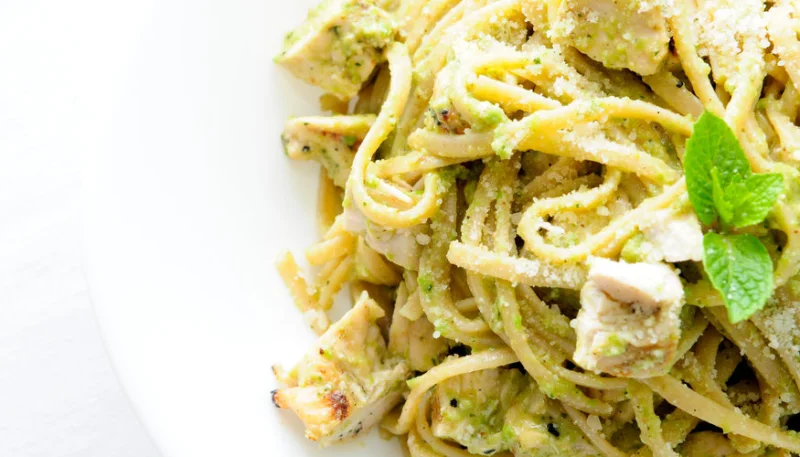 Spaghettis au poulet et pesto