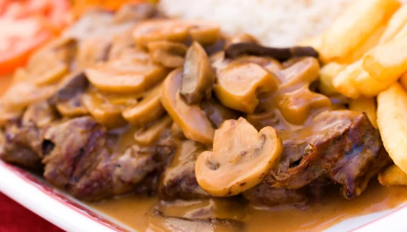 Steak aux champignons et sauce au vin