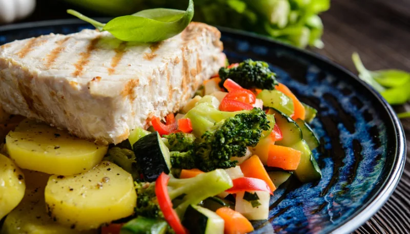 Steak de thon, sauce vierge à la coriandre