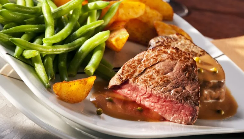 Steaks sauce au poivre, haricots verts et pommes de terre sautées