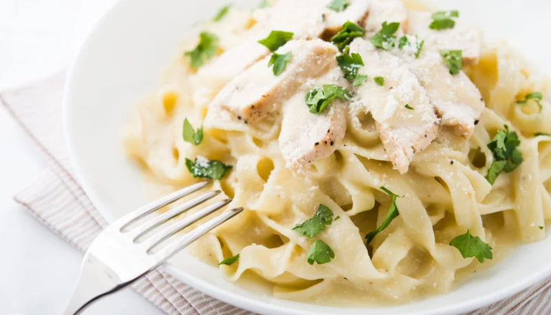 Tagliatelles au poulet sauce alfredo