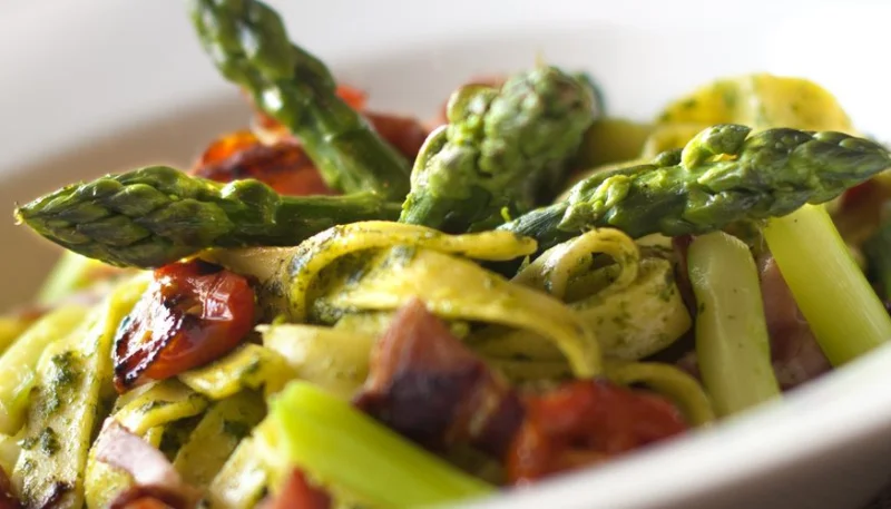 Tagliatelles aux asperges vertes et tomates cerise