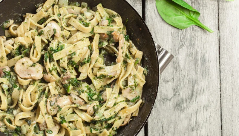 Tagliatelles aux épinards et champignons de Paris