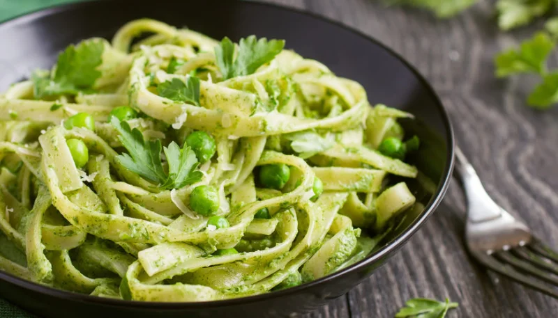 Tagliatelles, sauce aux petits pois et épinards