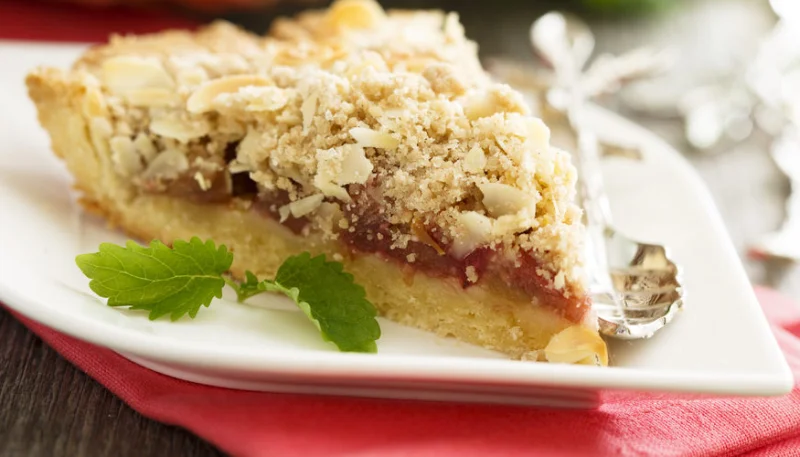 Tarte à la rhubarbe et aux amandes