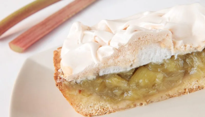 Tarte à la rhubarbe meringuée