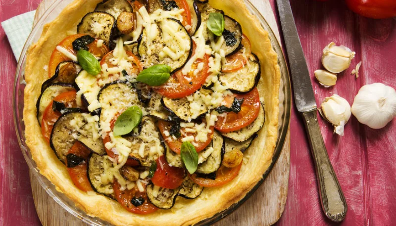 Tarte à l'aubergine, tomate et fromage de chèvre