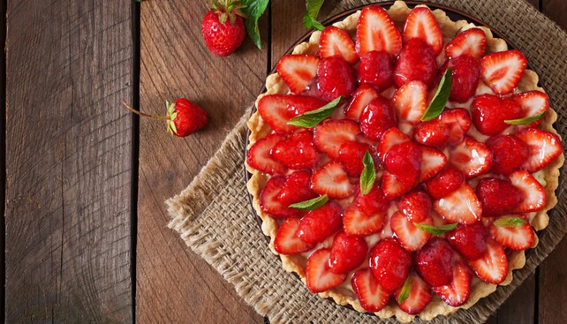 Tarte aux fraises et à la rhubarbe