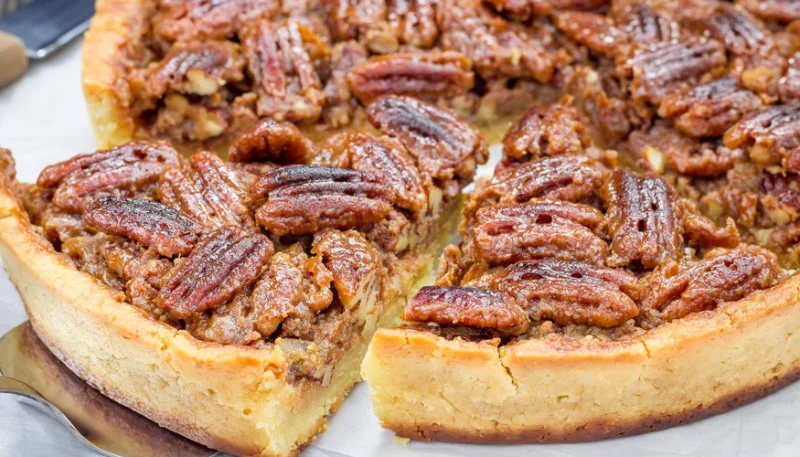 Tarte aux noix de pécan, crème de marron et caramel au beurre salé