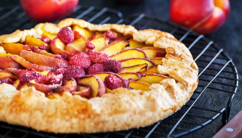 Tarte aux pêches et aux fraises