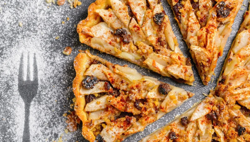 Tarte aux pommes, raisins et noix