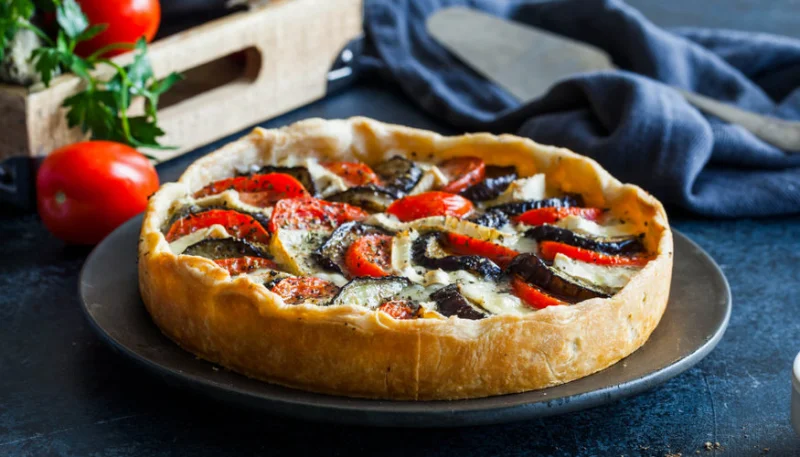 Tarte aux tomates, aubergine et moutarde