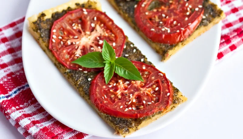 Tarte fine au pesto, tomates et parmesan