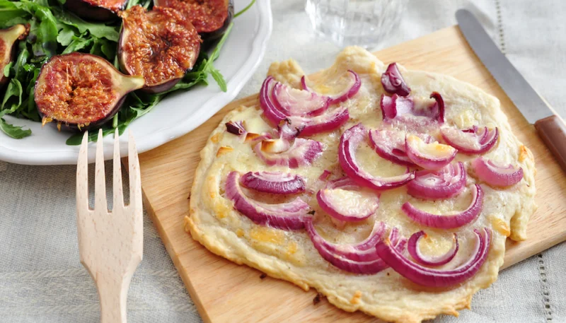 Tarte flambée aux oignons rouges