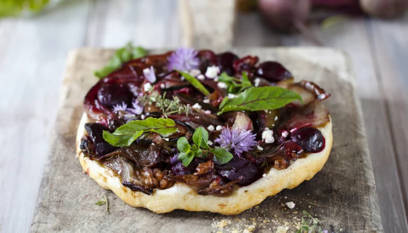 Tarte tatin au chèvre et aux oignons