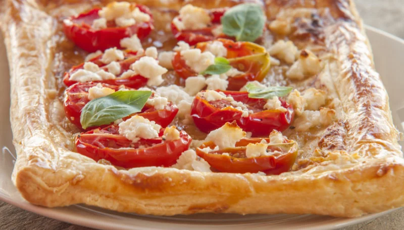 Tartelettes feuilletées aux tomates cerise et au chèvre