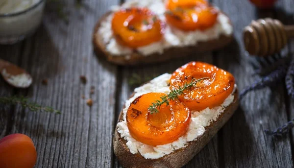 Tartines aux abricots rôtis et fromage de chèvre