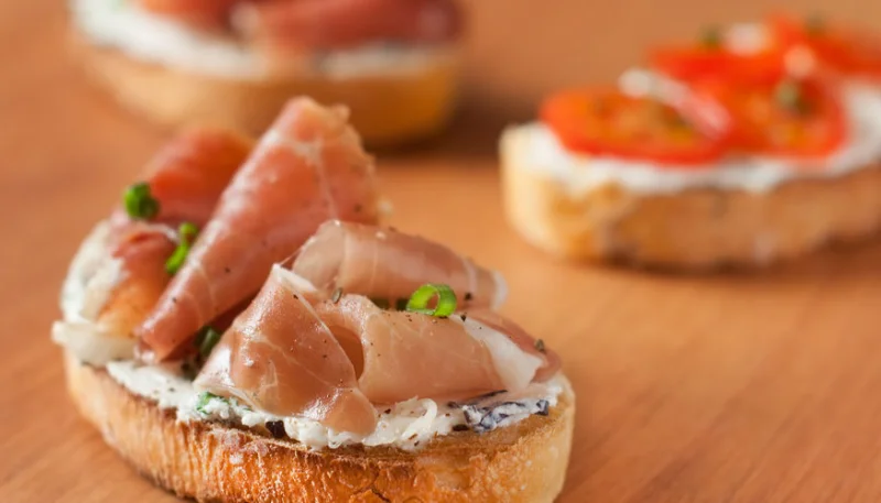 Tartines de chèvre, jambon fumé et miel