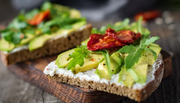 Toast au chèvre, avocat et tomates séchées