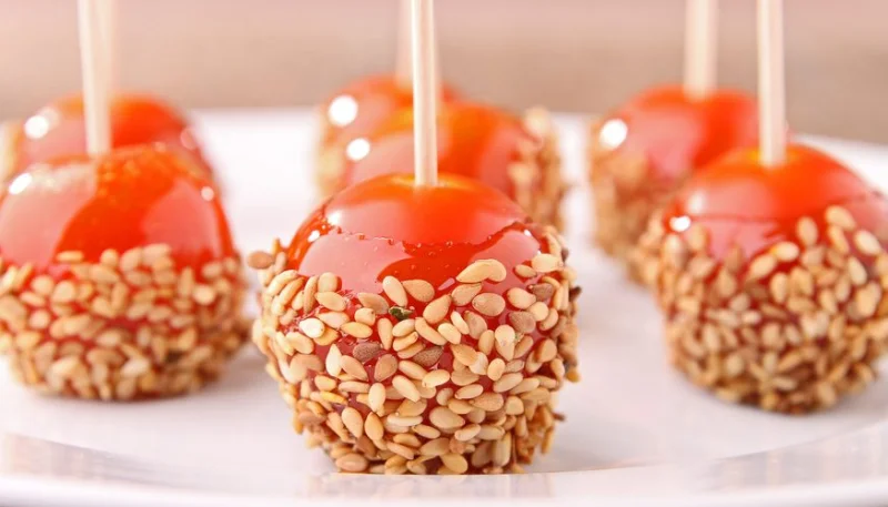 Tomates cerise caramélisées aux graines de sésame