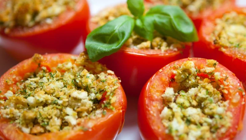 Tomates farcies au chèvre chaud