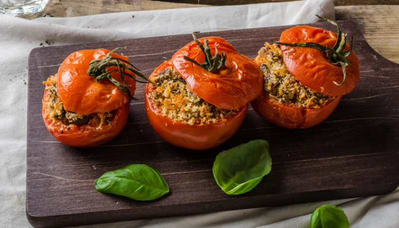 Tomates farcies au poulet et quinoa