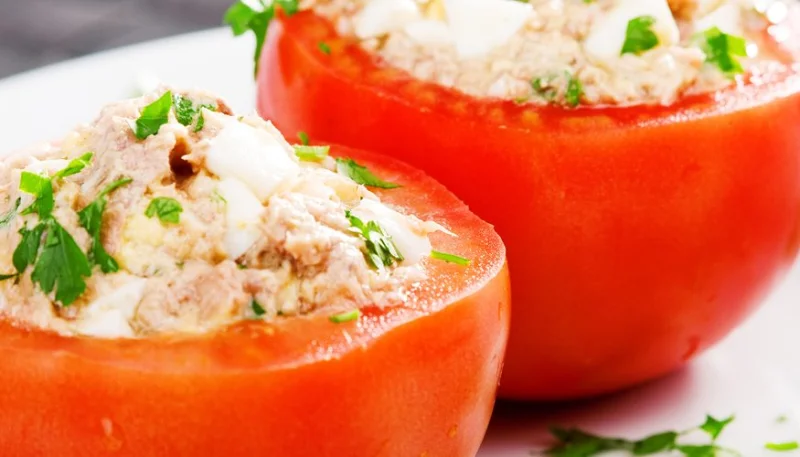 Tomates farcies au thon et aux œufs